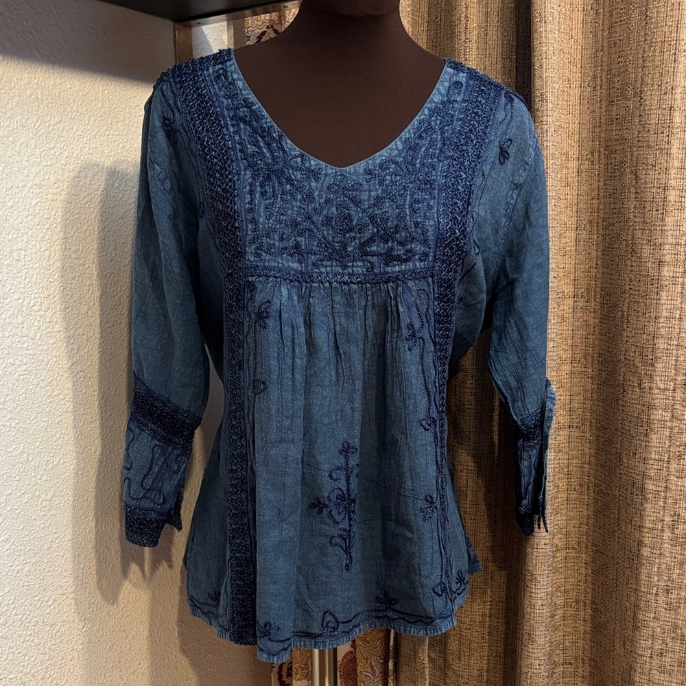 Vintage 1990’s Flower elegant blue embroidered floral long sleeve blouse. Size M